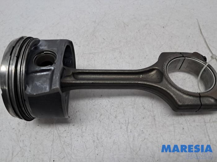 Używane Korbowód Citroen DS3 (SA) 1.6 16V VTS THP 155 Cena € 34,99 Procedura marży oferowane przez Maresia Parts