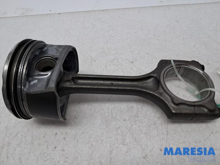 Używane Korbowód Citroen DS3 (SA) 1.6 16V VTS THP 155 Cena € 34,99 Procedura marży oferowane przez Maresia Parts