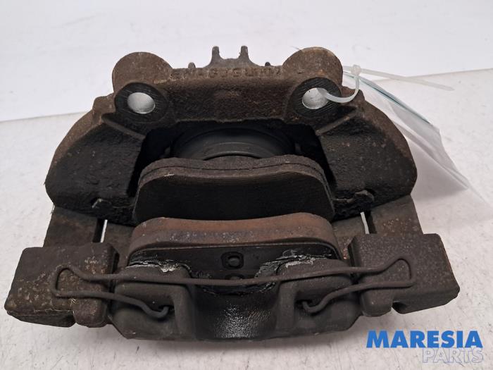 Gebrauchte Bremszange rechts vorne Peugeot 3008 I (0U/HU) 2.0 HYbrid4 16V Preis € 19,00 Margenregelung angeboten von Maresia Parts