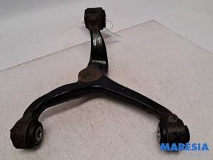 Usados Brazo portante izquierda detrás Peugeot 3008 I (0U/HU) 2.0 HYbrid4 16V Precio € 40,00 Norma de margen ofrecido por Maresia Parts