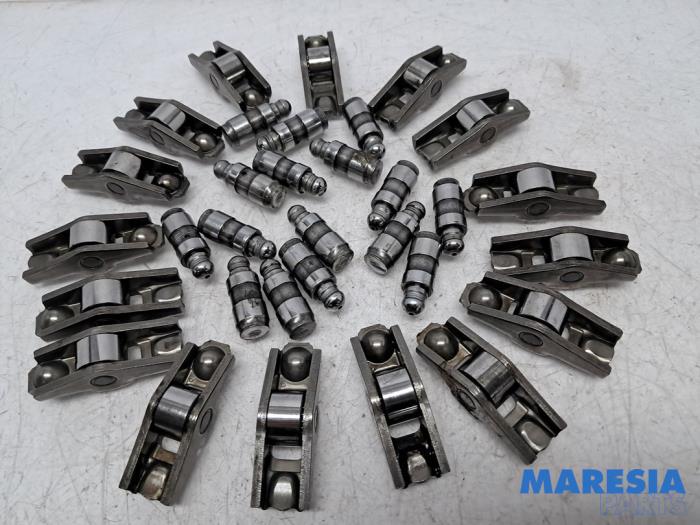 Używane Zapadka Opel Vivaro 1.5 CDTI 102 Cena € 48,40 Z VAT oferowane przez Maresia Parts