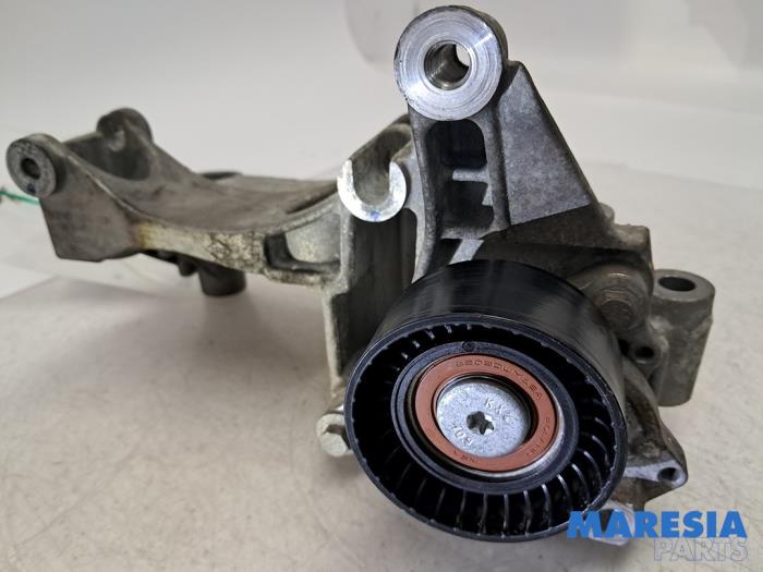 Usagé Support dynamo haut Renault Trafic (1FL/2FL/3FL/4FL) 1.6 dCi 95 Prix € 42,29 Prix TTC proposé par Maresia Parts