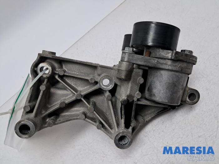 Usagé Support dynamo haut Opel Vivaro 1.6 CDTi BiTurbo 125 Prix € 42,29 Prix TTC proposé par Maresia Parts