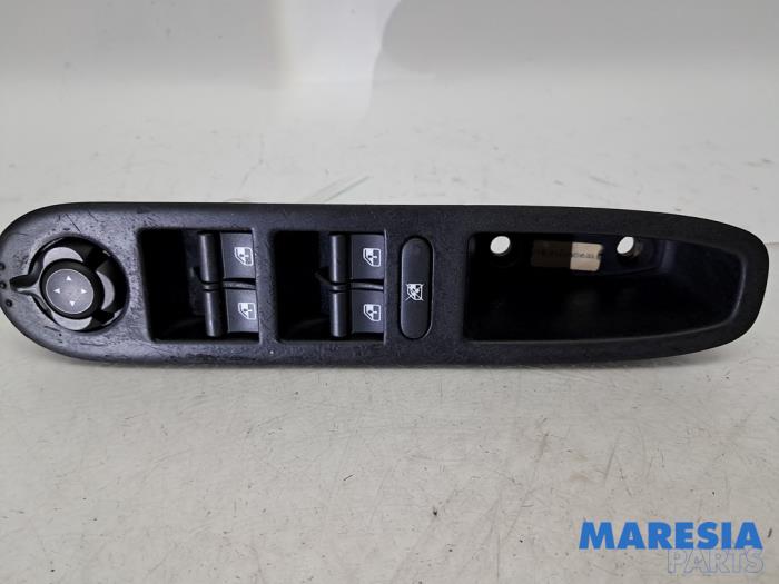 Usados Interruptor combinado de ventanillas Alfa Romeo 159 (939AX) 2.2 JTS 16V Precio € 35,00 Norma de margen ofrecido por Maresia Parts