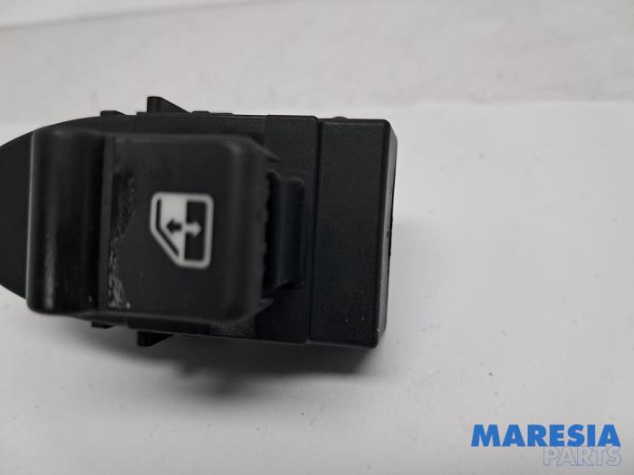 Usados Interruptor de ventanilla eléctrica Alfa Romeo 159 (939AX) 2.2 JTS 16V Precio € 20,00 Norma de margen ofrecido por Maresia Parts