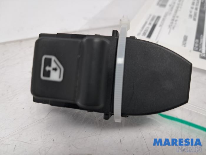 Usados Interruptor de ventanilla eléctrica Alfa Romeo 159 (939AX) 2.2 JTS 16V Precio € 20,00 Norma de margen ofrecido por Maresia Parts