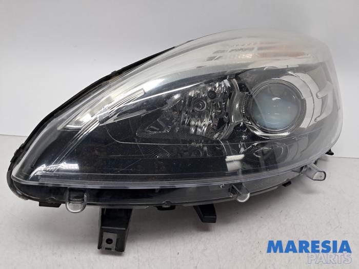 Używane Reflektor lewy Renault Grand Scénic III (JZ) 2.0 16V CVT Cena € 199,00 Procedura marży oferowane przez Maresia Parts