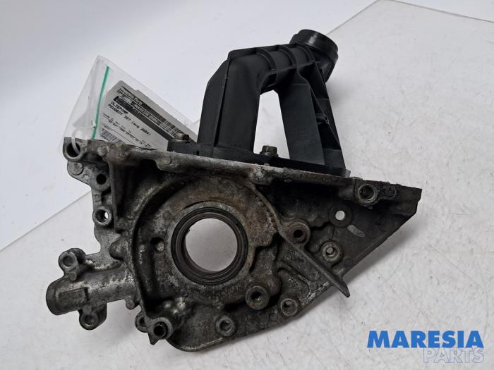 Używane Pompa oleju Peugeot 307 CC (3B) 2.0 16V Cena € 50,00 Procedura marży oferowane przez Maresia Parts