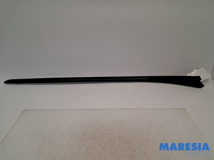 Gebrauchte Windschutzscheibe blende Peugeot 3008 I (0U/HU) 2.0 HYbrid4 16V Preis € 25,00 Margenregelung angeboten von Maresia Parts
