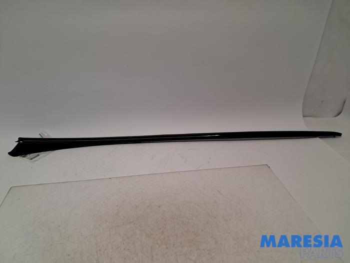 Gebrauchte Windschutzscheibe blende Peugeot 3008 I (0U/HU) 2.0 HYbrid4 16V Preis € 25,00 Margenregelung angeboten von Maresia Parts