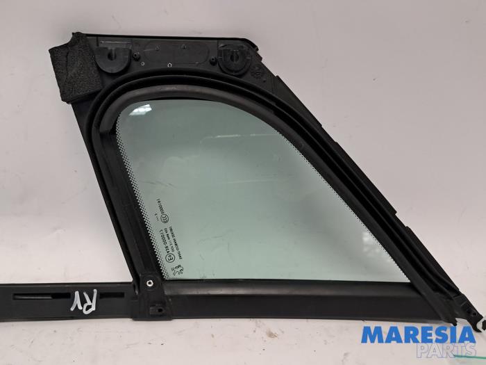 Usados Ventanilla triangular derecha delante Peugeot 3008 I (0U/HU) 2.0 HYbrid4 16V Precio € 30,00 Norma de margen ofrecido por Maresia Parts