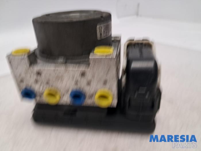 Begagnade ABS-pump Peugeot 2008 (CU) 1.2 Vti 12V PureTech 82 Pris € 155,00 Marginaltabell erbjuds av Maresia Parts