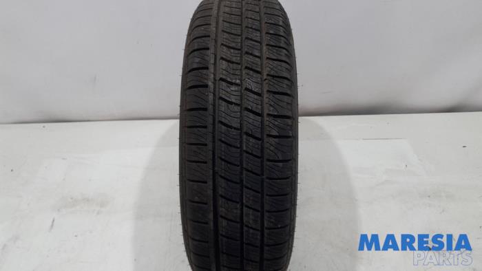 Używane Opona zimowa Renault Trafic (1FL/2FL/3FL/4FL) 1.6 dCi 90 Cena € 42,35 Z VAT oferowane przez Maresia Parts
