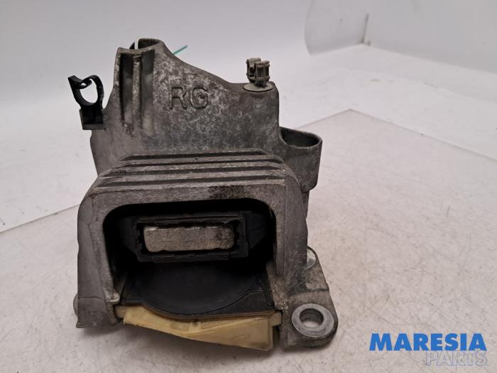 Used Engine mount Renault Grand Scénic III (JZ) 2.0 16V CVT Price € 49,99 Margin scheme offered by Maresia Parts