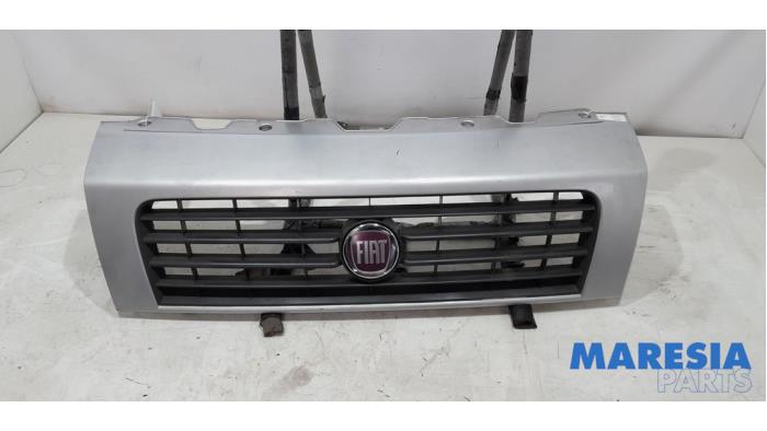 Używane Grill Fiat Ducato (250) 3.0 140 Natural Power Cena € 121,00 Z VAT oferowane przez Maresia Parts