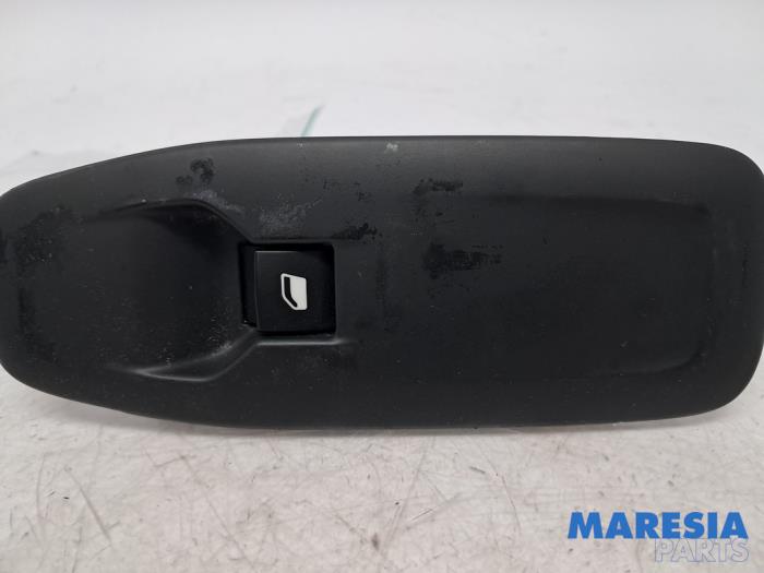 Usados Interruptor de ventanilla eléctrica Peugeot 2008 (CU) 1.2 Vti 12V PureTech 82 Precio € 15,00 Norma de margen ofrecido por Maresia Parts