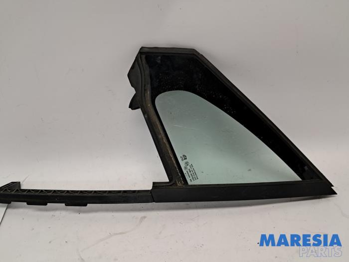 Usados Ventanilla triangular izquierda delante Peugeot 2008 (CU) 1.2 Vti 12V PureTech 82 Precio € 34,99 Norma de margen ofrecido por Maresia Parts
