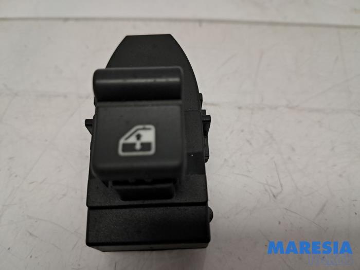 Usados Interruptor de ventanilla eléctrica Alfa Romeo 159 Sportwagon (939BX) 1.8 MPI 16V Precio € 15,00 Norma de margen ofrecido por Maresia Parts