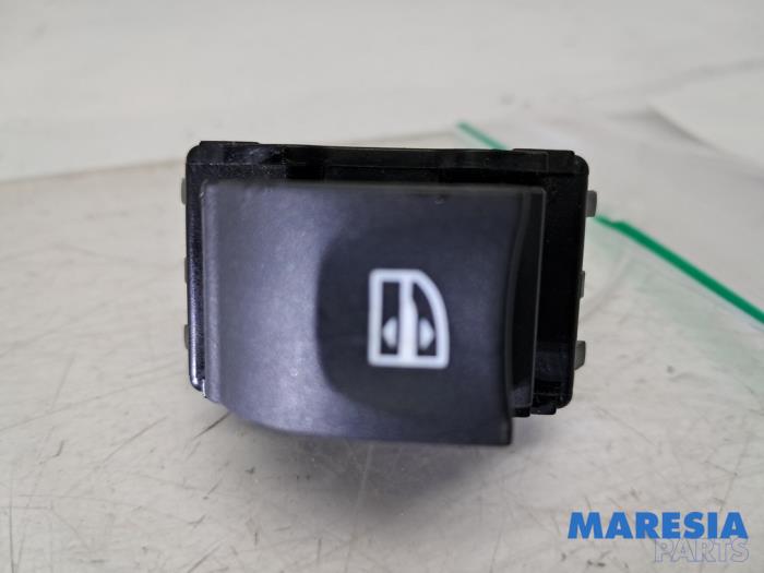 Usados Interruptor de ventanilla eléctrica Renault Grand Scénic III (JZ) 2.0 16V CVT Precio € 10,00 Norma de margen ofrecido por Maresia Parts