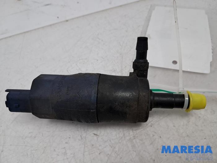 Używane Pompa spryskiwacza reflektorów Peugeot 307 CC (3B) 2.0 16V Cena € 15,00 Procedura marży oferowane przez Maresia Parts