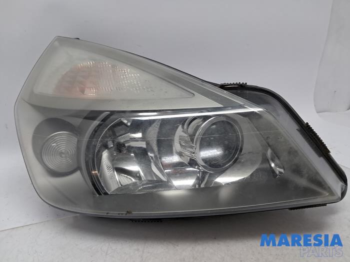 Używane Reflektor prawy Renault Espace (JK) 2.0 16V Turbo Cena € 100,00 Procedura marży oferowane przez Maresia Parts