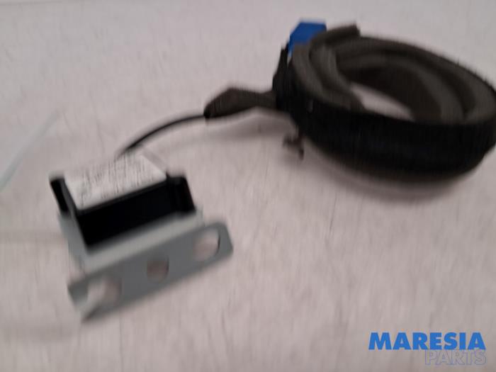 Używane Antena GPS Renault Clio IV (5R) 0.9 Energy TCE 90 12V Cena € 19,90 Procedura marży oferowane przez Maresia Parts