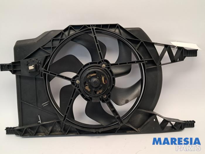 Używane Silnik wentylatora Renault Espace (JK) 2.0 16V Turbo Cena € 40,00 Procedura marży oferowane przez Maresia Parts