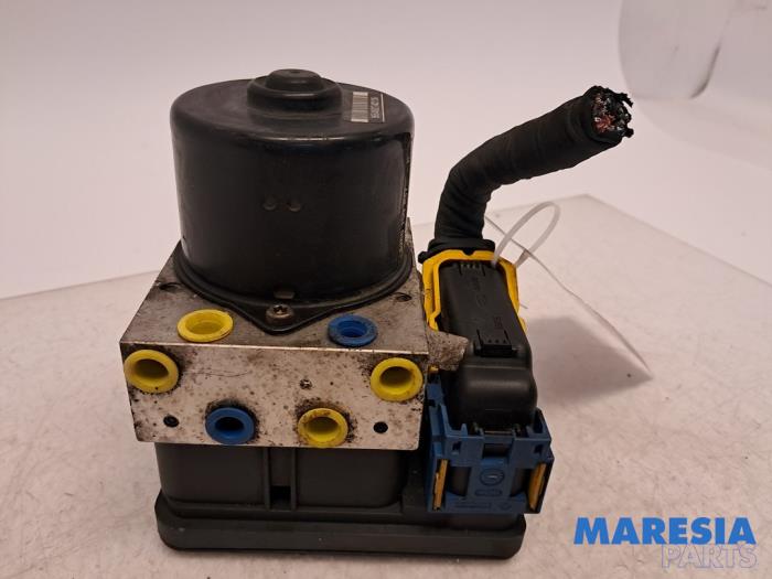 Usagé Pompe ABS Renault Espace (JK) 2.0 16V Turbo Prix € 150,00 Règlement à la marge proposé par Maresia Parts