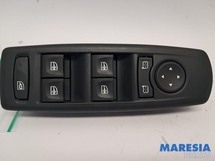 Usados Interruptor combinado de ventanillas Renault Megane III Berline (BZ) 1.4 16V TCe 130 Precio € 32,50 Norma de margen ofrecido por Maresia Parts