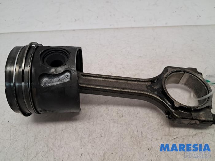 Begagnade Vevstake Fiat Doblo Cargo (263) 1.3 MJ 16V DPF Euro 5 Pris € 60,50 Inklusive moms erbjuds av Maresia Parts