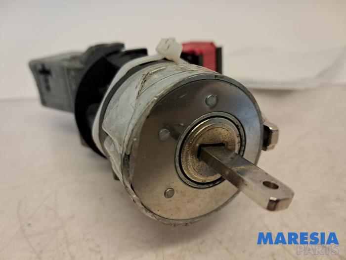 Używane Stacyjka + Kluczyk Renault Master III (MA/MB/MC/MD/MH/MF/MG/MH) 2.3 dCi 16V Cena € 90,75 Z VAT oferowane przez Maresia Parts