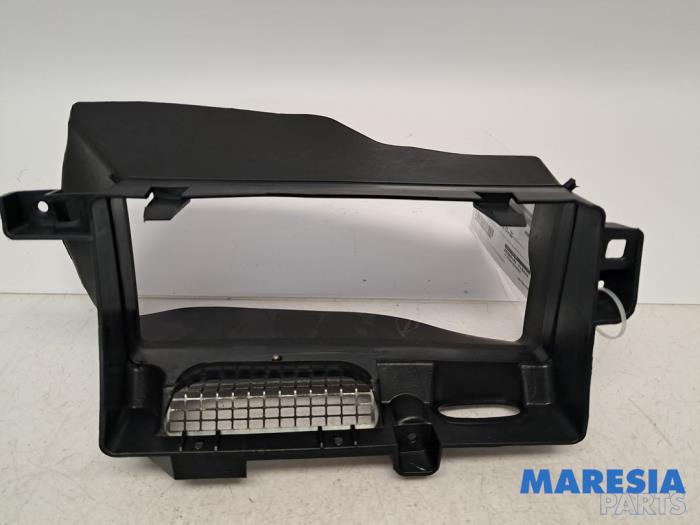 Begagnade Lufttratt Renault Megane IV Estate (RFBK) 1.3 TCE 115 16V Pris € 29,95 Marginaltabell erbjuds av Maresia Parts