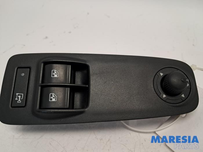 Usados Interruptor combinado de ventanillas Fiat Ducato (250) 3.0 140 Natural Power Precio € 121,00 IVA incluido ofrecido por Maresia Parts
