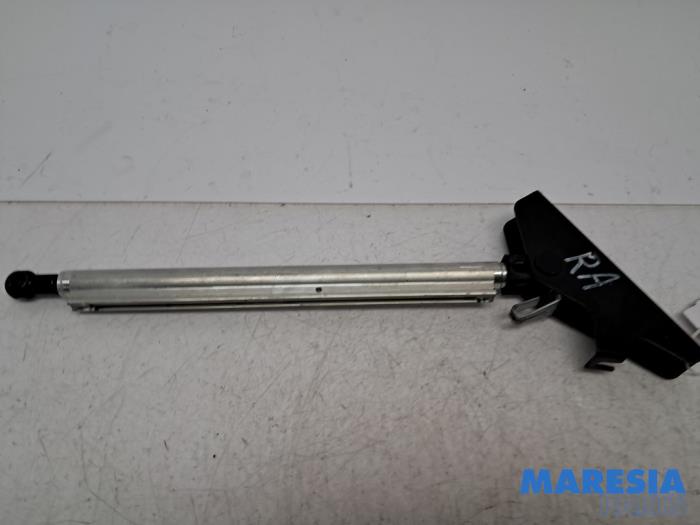 Używane Silownik dachu cabrio Peugeot 307 CC (3B) 2.0 16V Cena € 75,00 Procedura marży oferowane przez Maresia Parts