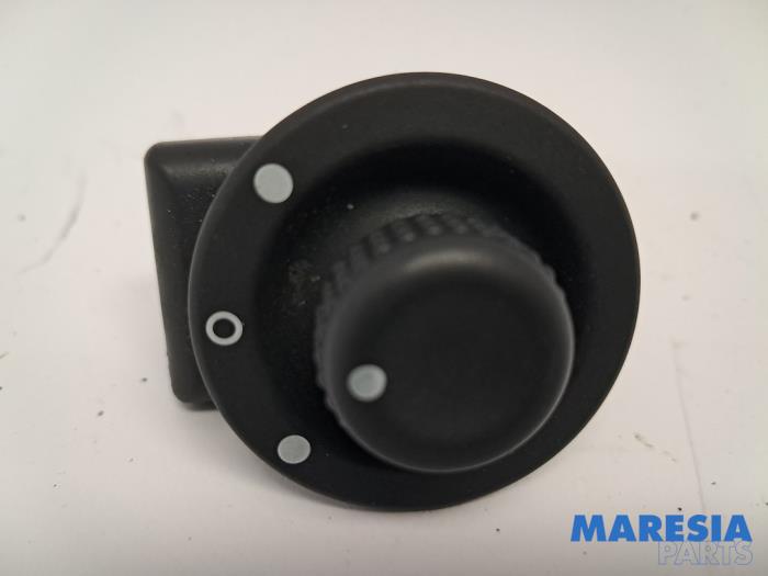 Usados Interruptor de retrovisor Renault Master III (MA/MB/MC/MD/MH/MF/MG/MH) 2.3 dCi 16V Precio € 12,09 IVA incluido ofrecido por Maresia Parts