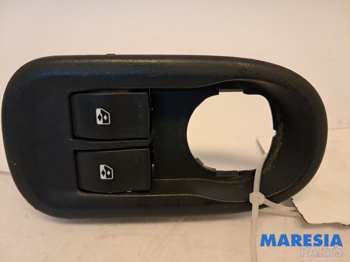 Usados Interruptor combinado de ventanillas Renault Master III (MA/MB/MC/MD/MH/MF/MG/MH) 2.3 dCi 16V Precio € 18,14 IVA incluido ofrecido por Maresia Parts