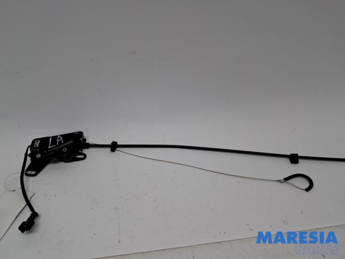Używane Blokada dachu cabrio Peugeot 307 CC (3B) 2.0 16V Cena € 75,00 Procedura marży oferowane przez Maresia Parts