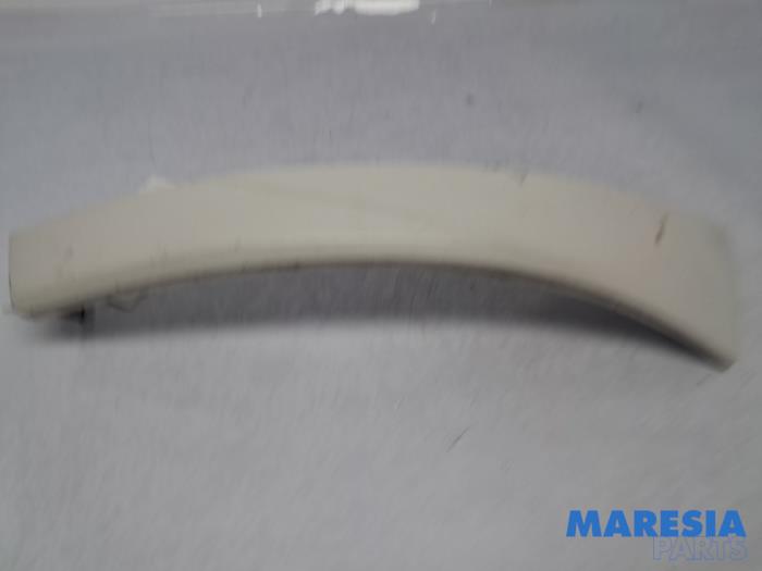 Używane Krawedz reflektora prawa Fiat Ducato (250) 2.0 D 115 Multijet Cena € 30,25 Z VAT oferowane przez Maresia Parts
