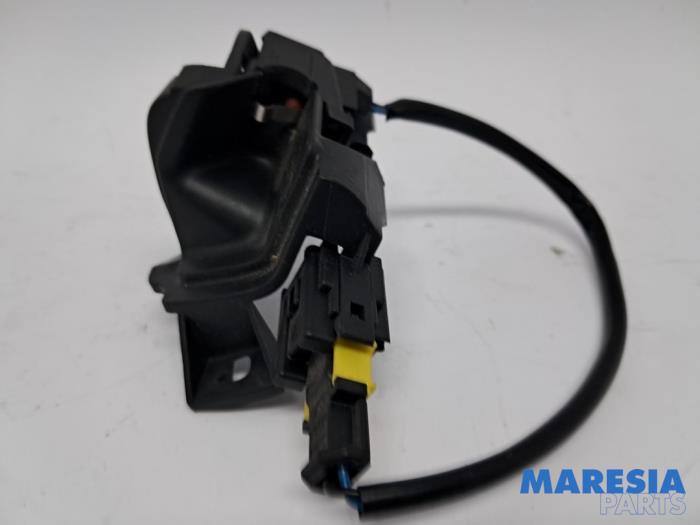 Usagé Commodo Peugeot 207 CC (WB) 1.6 16V THP Prix € 50,00 Règlement à la marge proposé par Maresia Parts