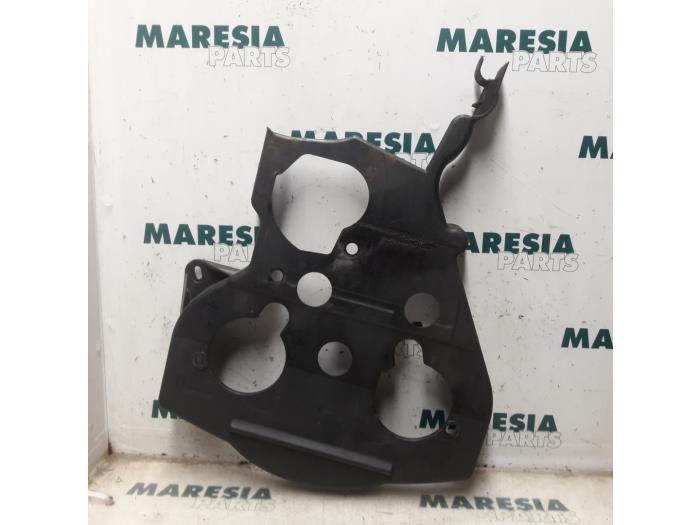 Usagé Couvercle de distribution Renault Laguna II Grandtour (KG) 1.8 16V Prix € 20,00 Règlement à la marge proposé par Maresia Parts