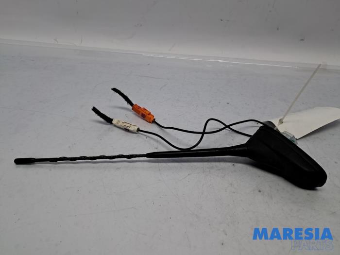 Używane Antena Peugeot 208 II (UB/UH/UP) 1.2 Vti 12V PureTech 75 Cena € 19,99 Procedura marży oferowane przez Maresia Parts