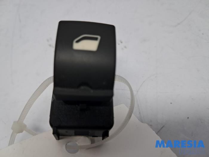 Usados Interruptor de ventanilla eléctrica Peugeot 208 II (UB/UH/UP) 1.2 Vti 12V PureTech 75 Precio € 10,00 Norma de margen ofrecido por Maresia Parts