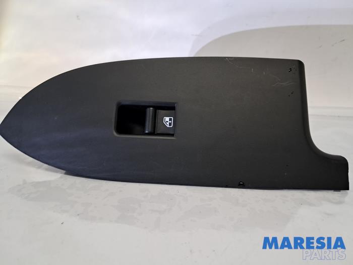 Usados Interruptor de ventanilla eléctrica Alfa Romeo Giulietta (940) 1.4 TB 16V MultiAir Precio € 15,00 Norma de margen ofrecido por Maresia Parts