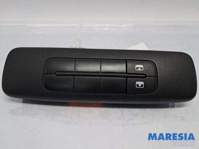 Używane Przelacznik szyberdachu Alfa Romeo Giulietta (940) 1.4 TB 16V MultiAir Cena € 52,50 Procedura marży oferowane przez Maresia Parts