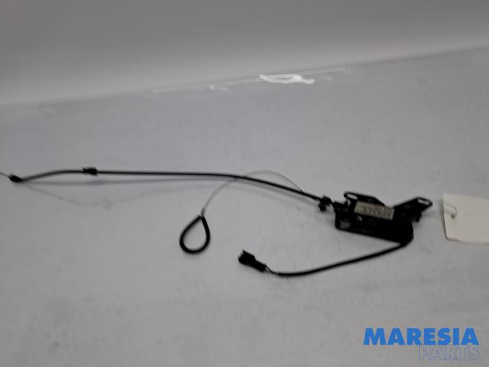 Używane Blokada dachu cabrio Peugeot 307 CC (3B) 2.0 16V Cena € 42,50 Procedura marży oferowane przez Maresia Parts