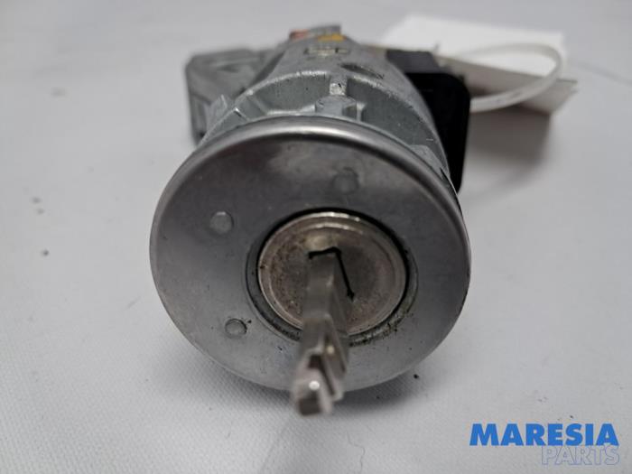 Używane Stacyjka + Kluczyk Citroen C6 (TD) 2.7 HDiF V6 24V Cena € 24,50 Procedura marży oferowane przez Maresia Parts