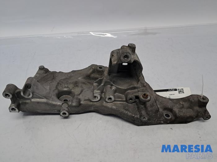 Usagé Support dynamo haut Opel Vivaro 2.0 CDTI 122 Prix € 60,50 Prix TTC proposé par Maresia Parts