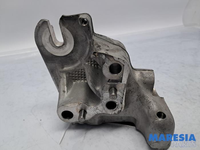 Used Engine mount Opel Vivaro 2.0 CDTI 122 Price € 31,46 Inclusive VAT offered by Maresia Parts
