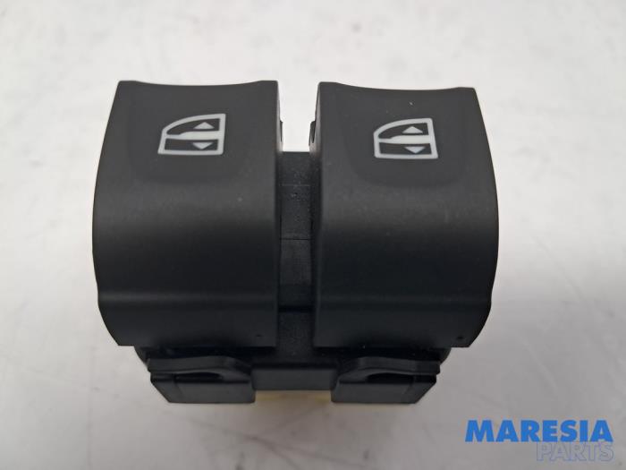 Usados Interruptor combinado de ventanillas Renault Clio IV (5R) 0.9 Energy TCE 90 12V Precio € 19,99 Norma de margen ofrecido por Maresia Parts