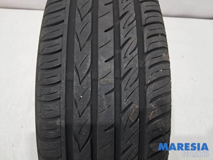 Używane Opona Renault Clio IV (5R) 0.9 Energy TCE 90 12V Cena € 25,00 Procedura marży oferowane przez Maresia Parts